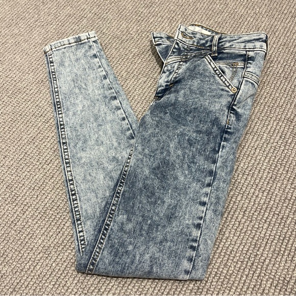 Free People We the Free Riley Seamed Skinny Jeans in Acid Wash Indigo (24) - Picture 6 of 12